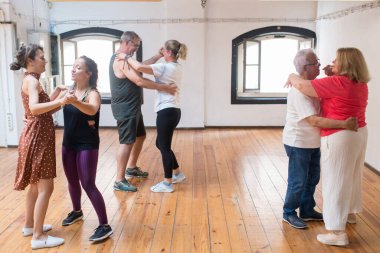 Neşeli Kafkas yaşlılar çift dansı hareketleri öğreniyor