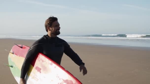 Colpo medio di surfista felice con tavola da surf per disabili — Video Stock