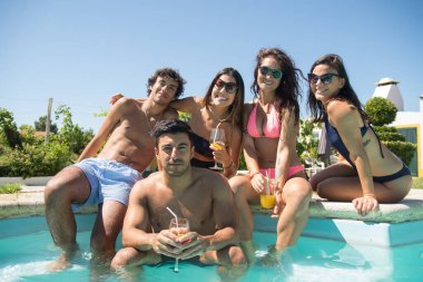 Havuz başındaki memnun genç arkadaşlar