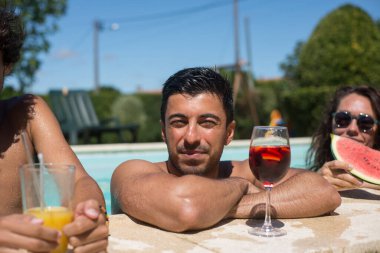 Bilardoda parlak kokteyli olan yakışıklı adam.