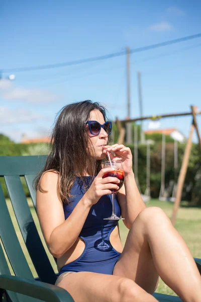 Relajada joven bebiendo cóctel brillante —  Fotos de Stock