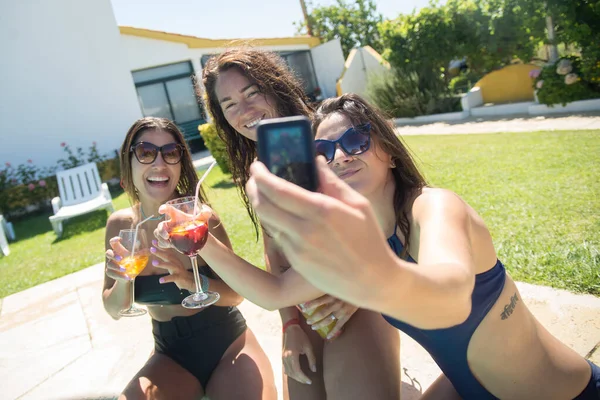 Felices amigas tomando selfie en la piscina — Foto de Stock