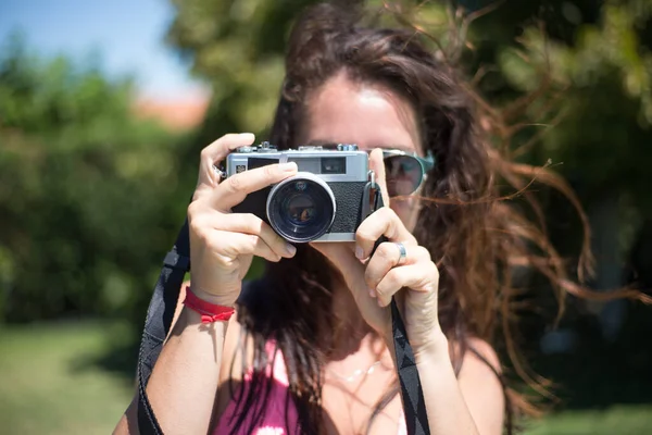 Ritratto di giovane donna con macchina fotografica — Foto Stock