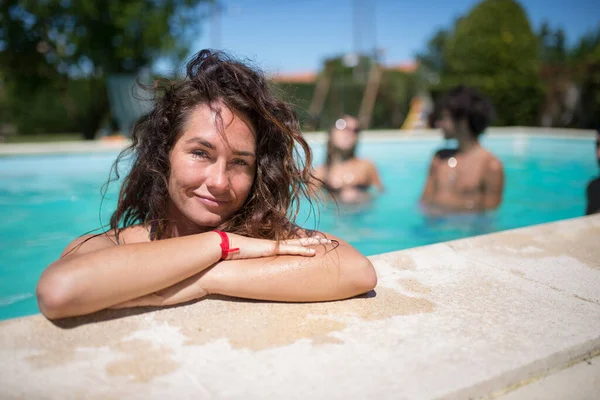 Hermosa mujer rizada en la piscina —  Fotos de Stock