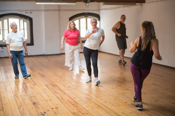 Bir grup son sınıf öğrencisi dans adımları öğreniyor.