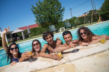 Havuz başında dinlenen gülen arkadaşlar