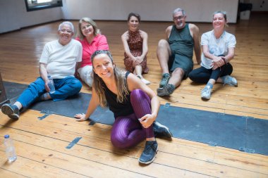 Son sınıflar grubuyla dans öğretmeni.