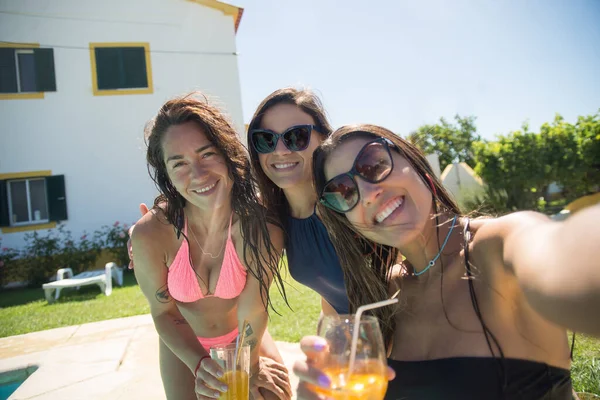 Felices amigas tomando selfie en la piscina — Foto de Stock