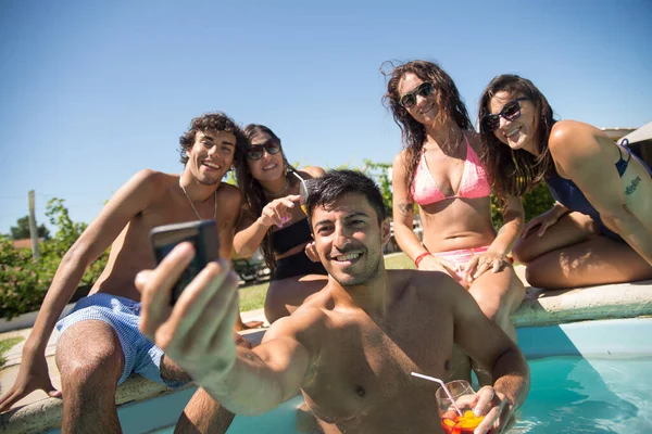 Ευτυχισμένοι φίλοι βγάζουν selfie στην πισίνα — Φωτογραφία Αρχείου