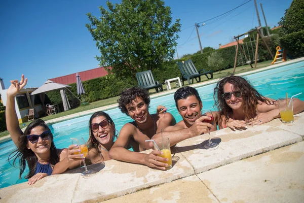 Havuz başında dinlenen gülen arkadaşlar