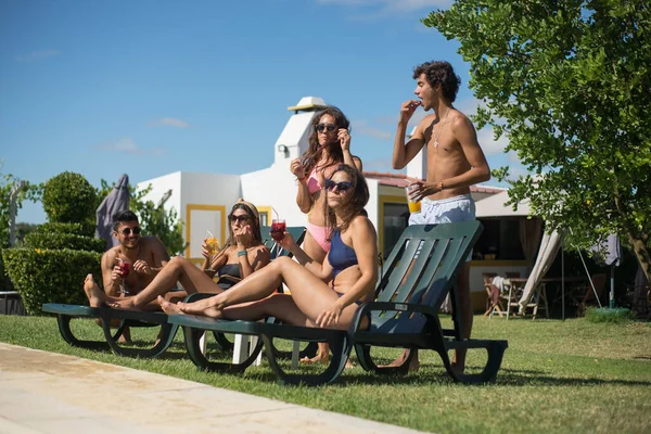 Yüzme havuzu partisindeki genç arkadaşlar