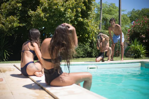 Ψυχαγωγημένοι φίλοι που ξεκουράζονται στην πισίνα το καλοκαίρι — Φωτογραφία Αρχείου