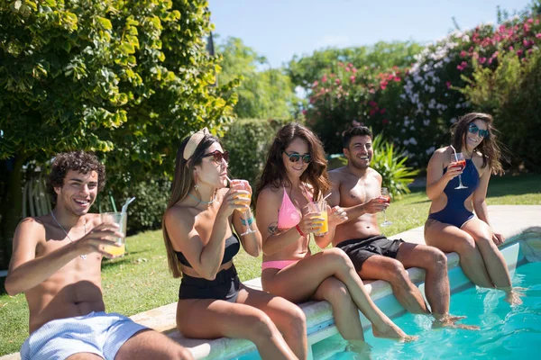 Jóvenes amigos felices cerca de la piscina — Foto de Stock