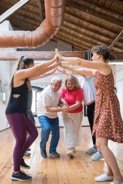 Kıdemli beyaz çift el ele tutuşmuş kemer altında koşuyor.
