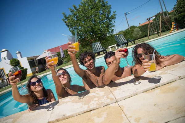 Διασκεδαστικοί φίλοι που αναπαύονται στην πισίνα — Φωτογραφία Αρχείου