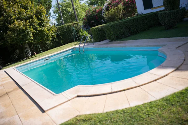 Arka bahçede yüzme havuzu