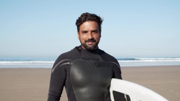 Μπροστά όψη της ευτυχισμένος surfer κοιτάζοντας κάμερα, δείχνει shaka σημάδι — Αρχείο Βίντεο