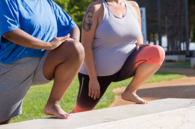 Spor yapan iri yarı kadınların yakın çekimi.