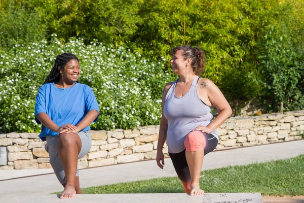 Işınlar ve spor yapan iri kadınlar.