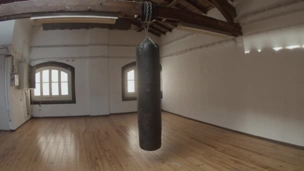 Långskott av läder boxningssäck hängande från taket på kedjor — Stockvideo