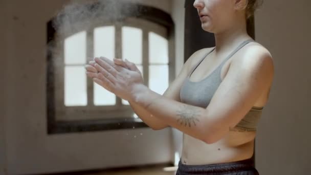 Medium shot of female boxer coating hands in magnesia powder — Stock Video