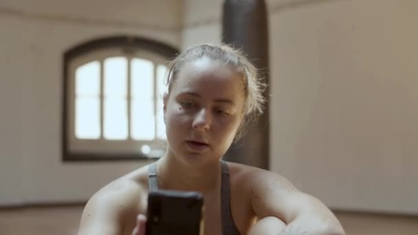 Detailní záběr unavený po cvičení dívka brát selfie na telefonu — Stock video