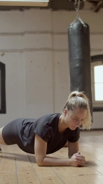 Svislý záběr atletické ženy stojící v poloze prkna — Stock video