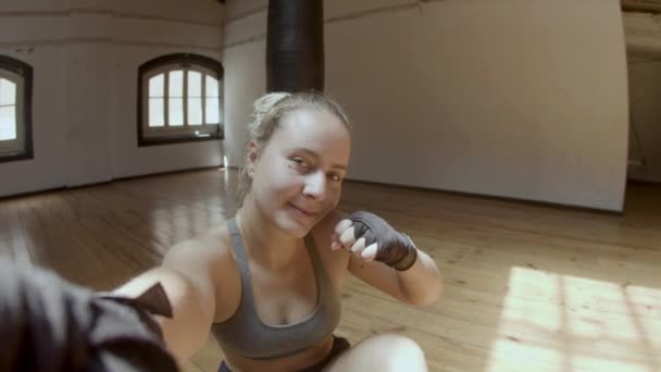 POV veselý ženské boxer přičemž selfie po cvičení v tělocvičně — Stock video
