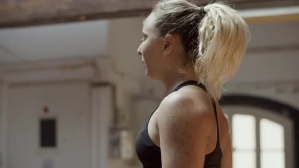 練習室での集中女性ジャンプロープの側面図 — ストック動画