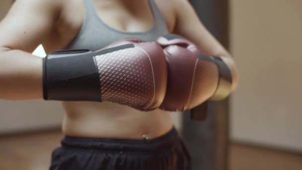Närbild av kvinnliga boxare händer i boxningshandskar — Stockvideo