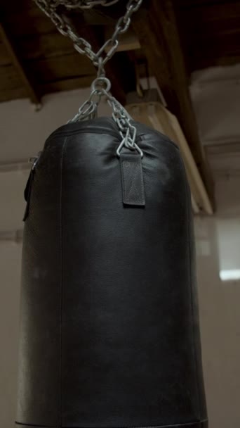Szczelne ujęcie worka bokserskiego zwisającego z sufitu na łańcuchach — Wideo stockowe