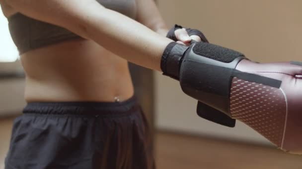 Detailní záběr ženských rukou na boxerské rukavice — Stock video