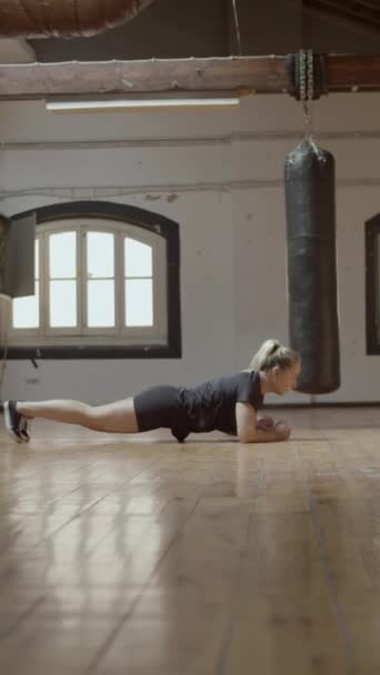 Svislý záběr atletické ženy stojící v poloze prkna — Stock video