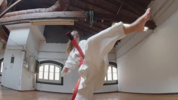 Handheld van geconcentreerd meisje tonen karate beats in de sportschool — Stockvideo