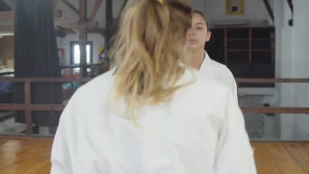 Kızların karate eğitimine başlamadan önce el kamerasıyla eğilip selam vermeleri. — Stok video