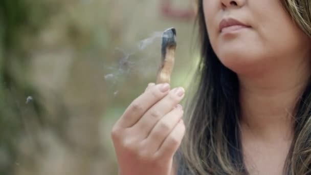 Close-up shot van japanse vrouw inhaleren geur van geur — Stockvideo