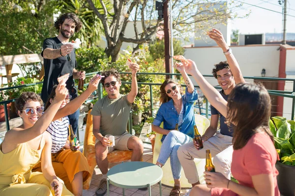 Fascio di amici alla festa nella giornata di sole — Foto Stock