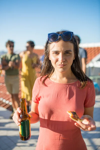 Mulher bonita bebendo cerveja na festa — Fotografia de Stock