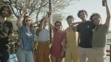 Çatıda elinde bira şişeleriyle duran sevimli arkadaşlar.