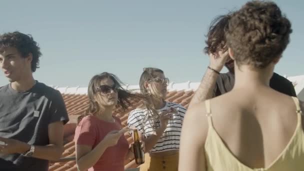 Γυναίκες ψάχνουν για φίλο με μάτια κατά τη διάρκεια του πάρτι στην ταράτσα — Αρχείο Βίντεο