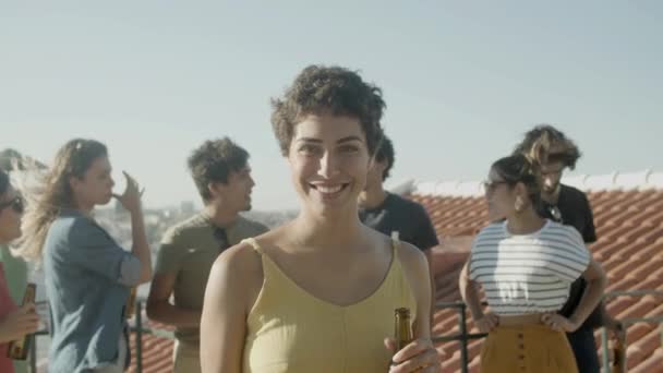 Atrakcyjna kobieta stojąca na dachu i patrząca w kamerę — Wideo stockowe