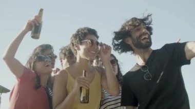 Çatıdaki partide selfie çeken bir grup mutlu arkadaş.