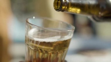 Bardağa köpüklü hafif bira dök.