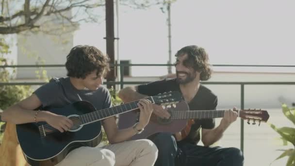 Feliz rizado hombres tocando la guitarra en la fiesta en la azotea — Vídeo de stock