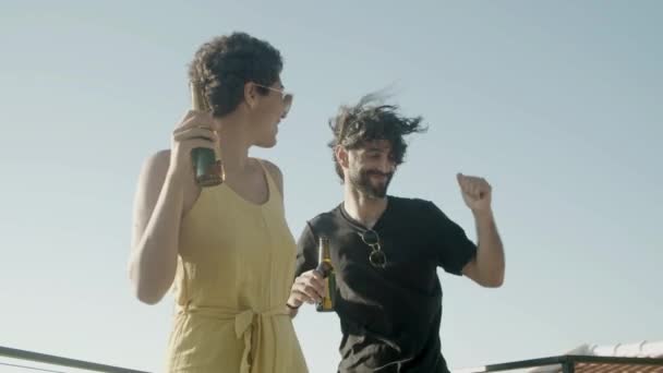 Attraktiv man och kvinna dansar tillsammans på taket — Stockvideo