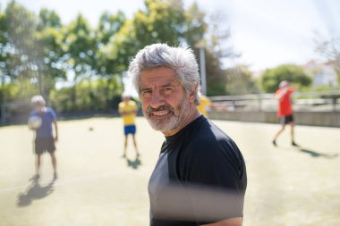 Gülümseyen kaleci maç için hazır.