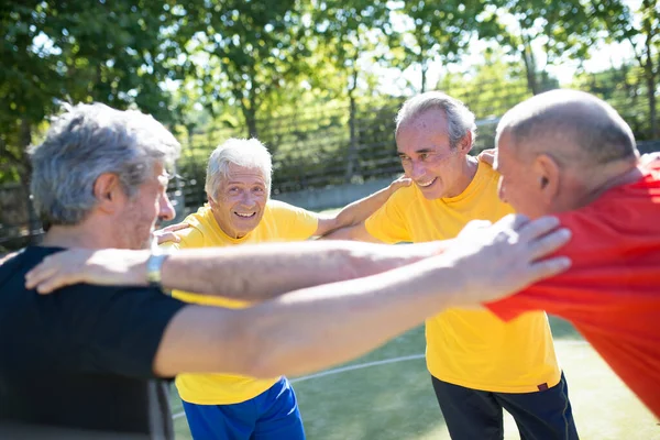 Kıdemli erkekler yaz günü takım kuruyor.