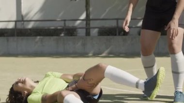 Stadyumda futbol oynarken yaralanan bir kadın.