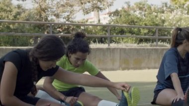 Futbol stadyumunda bacaklarını esneten hoş kadınların yavaş çekimleri.