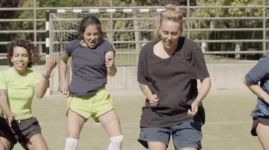 Stadyumda dans eden mutlu bayan futbolcuların ön görüntüsü